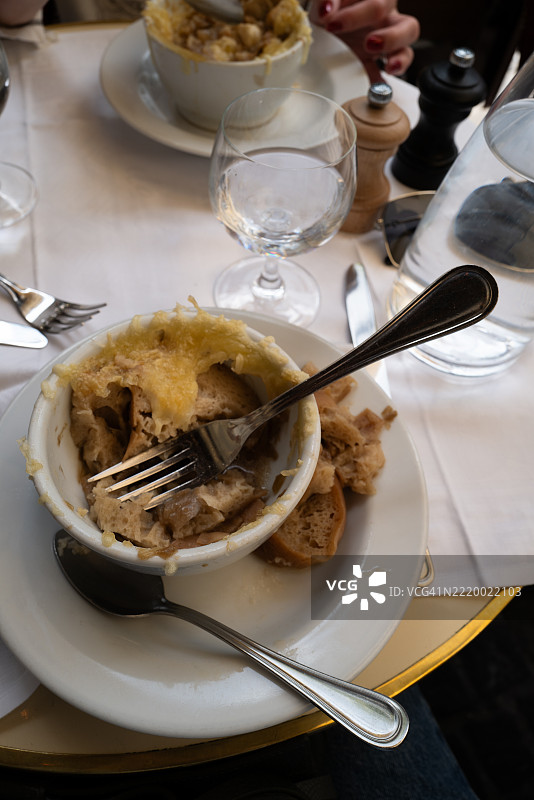 巴黎咖啡馆的法式洋葱汤图片素材