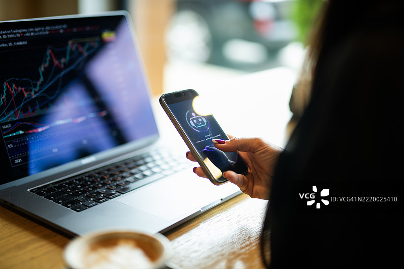 使用人工智能进行加密货币交易和交易市场。图片素材