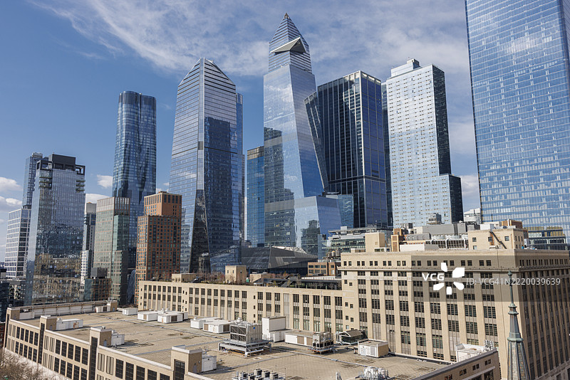 哈德逊园区的摩天大楼主导了天际线。现代玻璃塔楼高耸于纽约市的历史建筑之上。图片素材