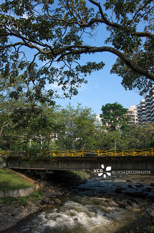 卡利河的卡雷拉1号桥，哥伦比亚，瓦尔莱德尔考卡，卡利图片素材