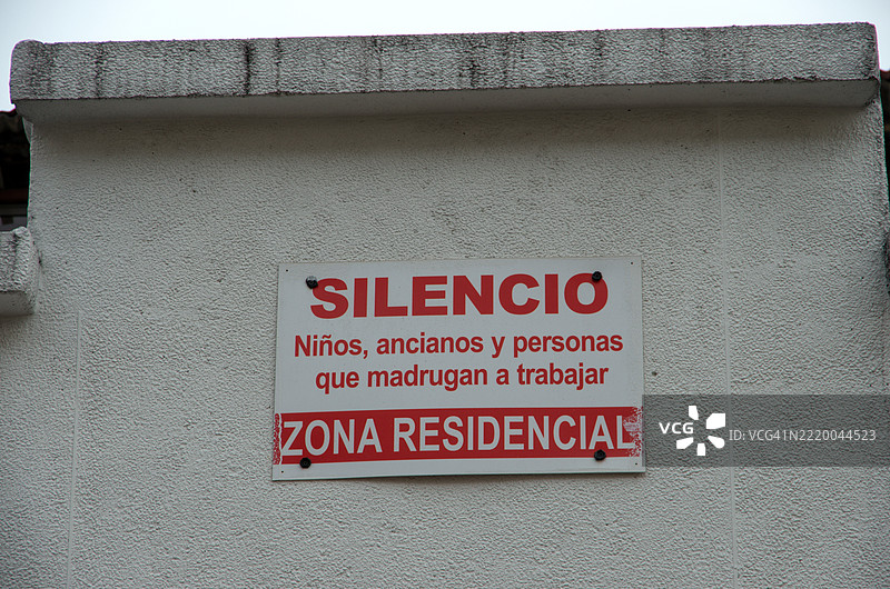 安静。儿童、老人和早起上班的人。住宅区图片素材