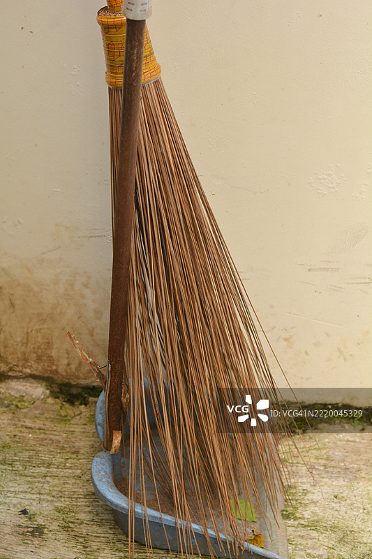 传统扫帚和簸箕图片素材