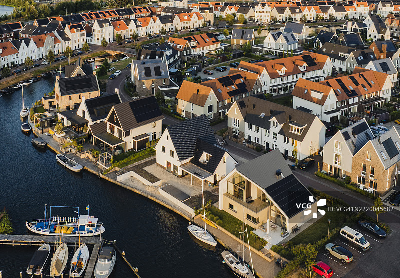 水边房屋和码头的高空视图图片素材