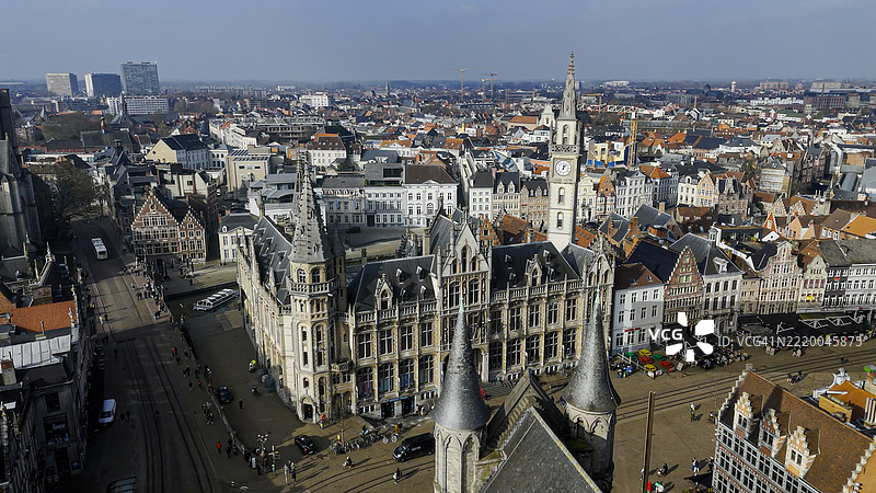 比利时根特阳光明媚的清晨，老邮局、圣尼古拉斯教堂、钟楼和圣巴夫大教堂的鸟瞰图，展现了哥特式建筑和历史城市风貌。图片素材