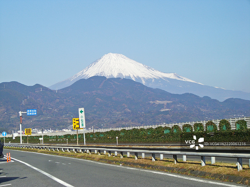 从高速公路上看到的被雪覆盖的富士山图片素材