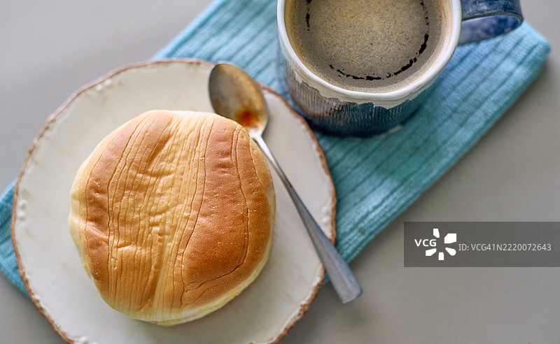 简单的早餐，配咖啡和面包卷图片素材