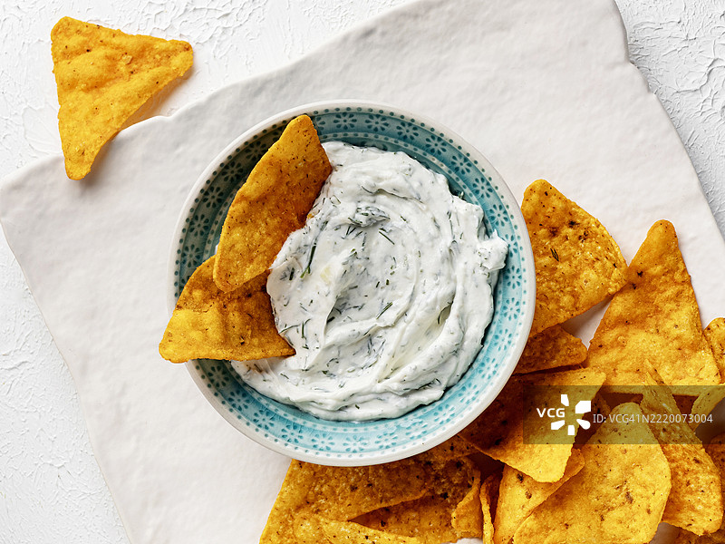 牧场蘸酱。与薯片一起的蘸酱。自制有机牧场酱。牧场蘸酱和薯片。图片素材