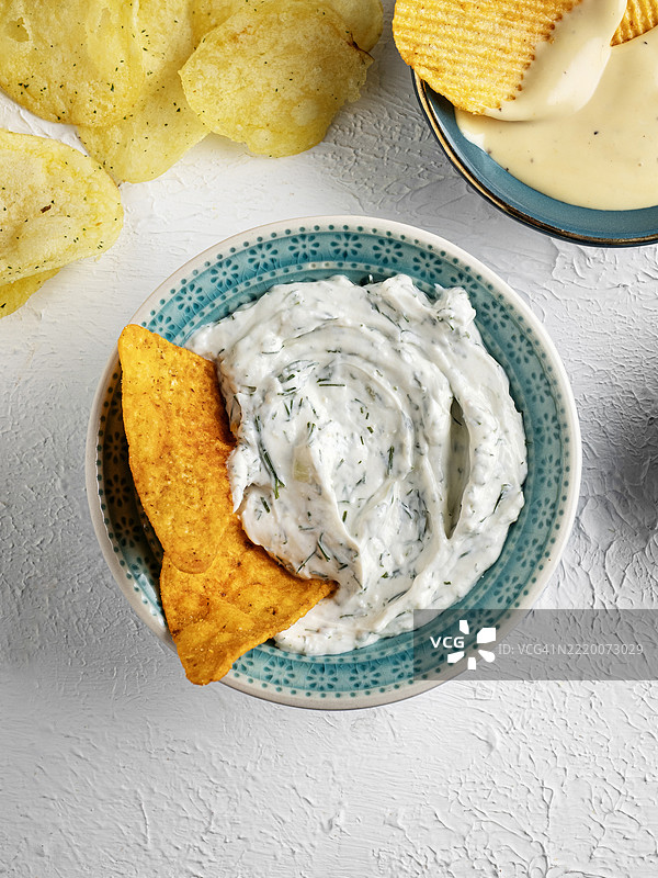 牧场蘸酱。与薯片一起的蘸酱。自制有机牧场酱。牧场蘸酱和薯片。图片素材
