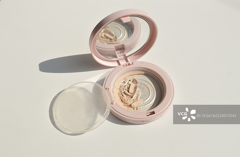 使用过的化妆品：几乎用完的散粉盒图片素材