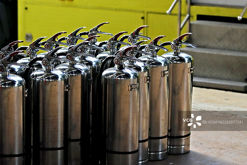 火灾紧急情况下可用的灭火器。图片素材