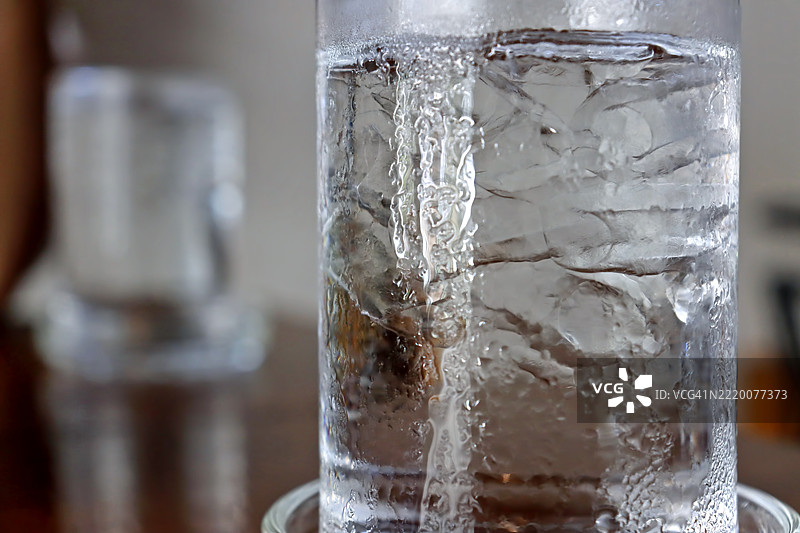 冰镇矿泉水的特写镜头图片素材