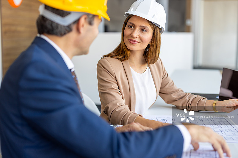 建筑师们在办公室里一起讨论一个新项目图片素材