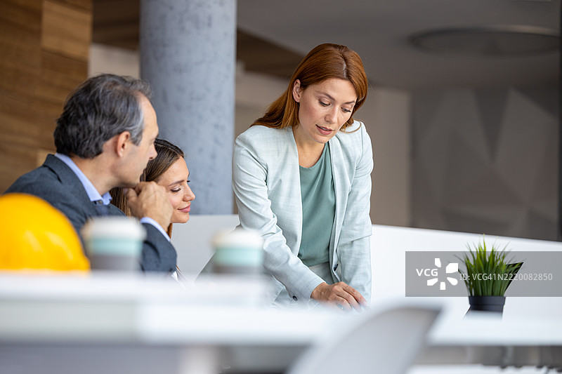 女经理在办公室带领团队召开商务会议图片素材