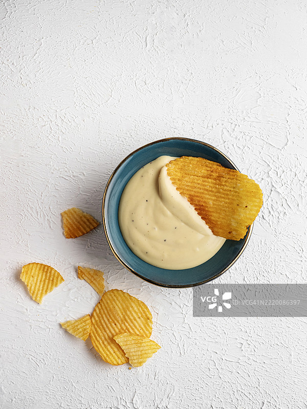 蜂蜜芥末蘸酱土豆片。与土豆片的蘸酱。土豆片配蜂蜜芥末酱。图片素材