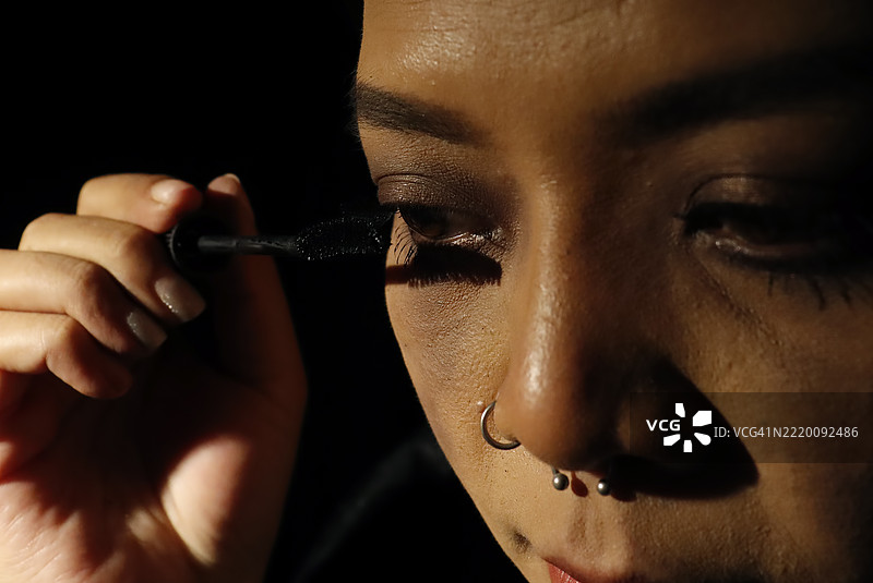 特写镜头下的女性涂抹睫毛膏图片素材