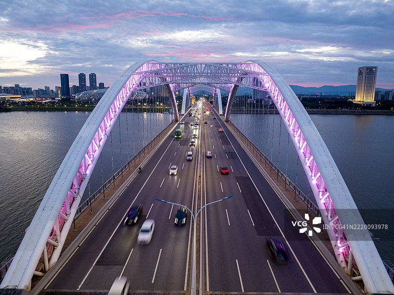 城市跨河桥的航拍摄影图片素材