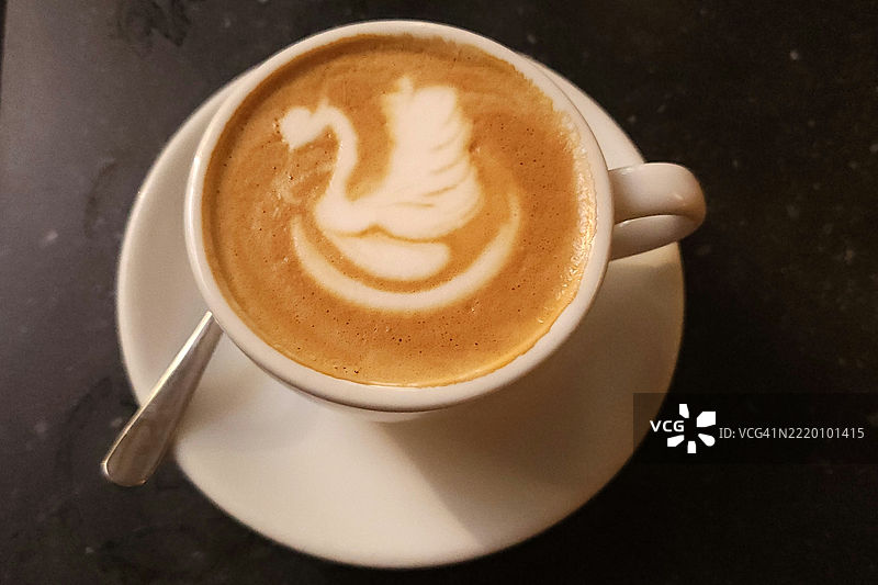 天鹅图案的卡布奇诺咖啡图片素材