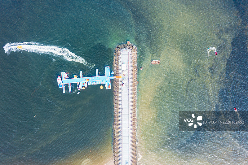 海边港口和帆船的航拍镜头图片素材