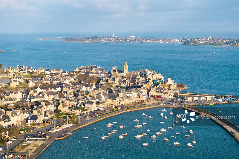 日出时分的罗斯科夫和巴茨岛鸟瞰图图片素材