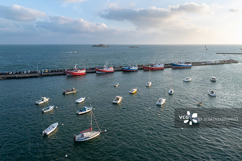 日出时分的罗斯科夫和巴茨岛鸟瞰图图片素材