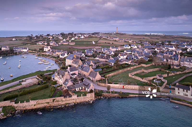 日出时分的罗斯科夫和巴茨岛鸟瞰图图片素材