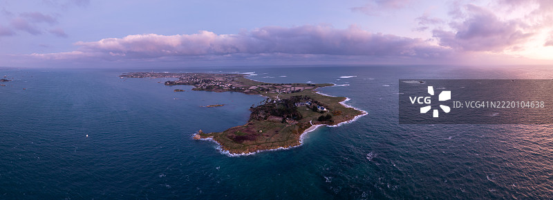 日出时分的罗斯科夫和巴茨岛鸟瞰图图片素材