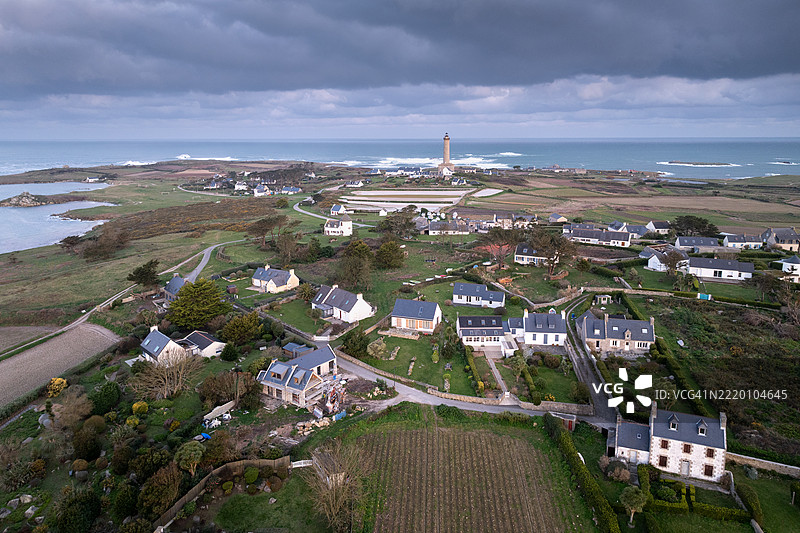 日出时分的罗斯科夫和巴茨岛鸟瞰图图片素材