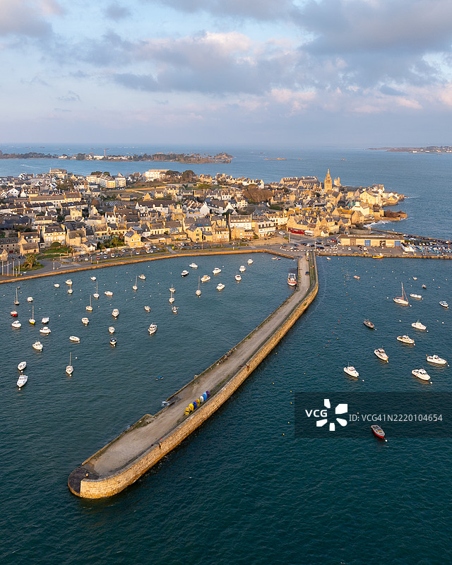 日出时分的罗斯科夫和巴茨岛鸟瞰图图片素材