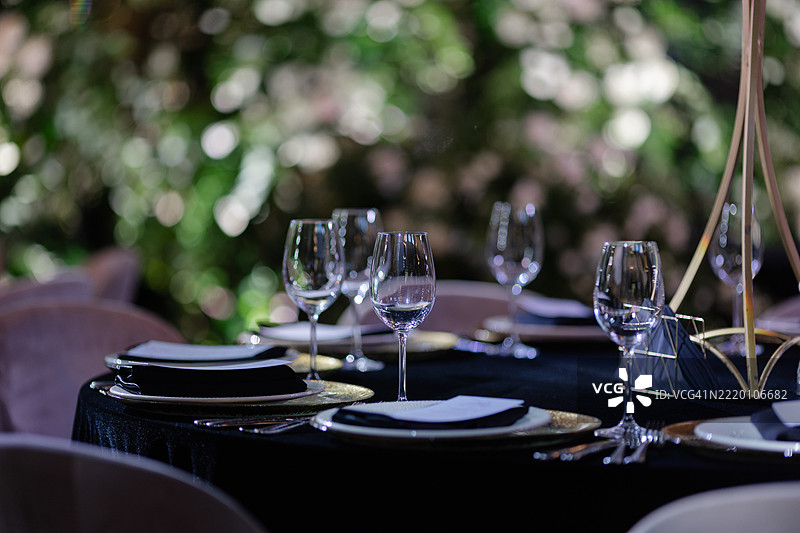 豪华的婚礼桌面布置与美丽的装饰图片素材