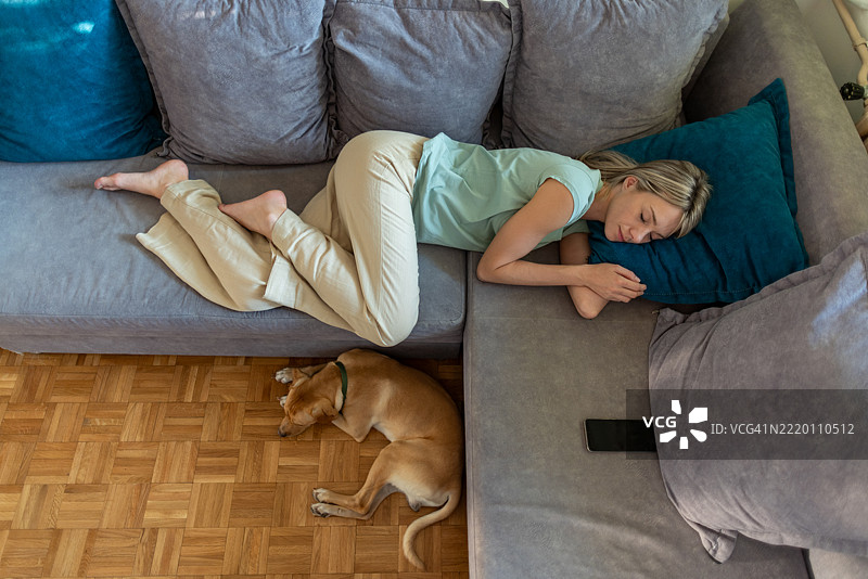 迷人的女人和她的狗一起打盹图片素材