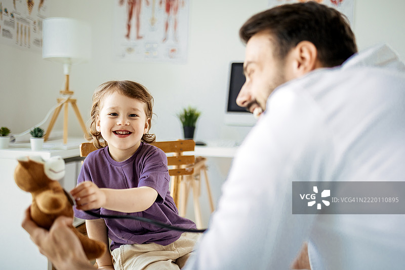 儿童友好的医生就诊与有趣的互动图片素材