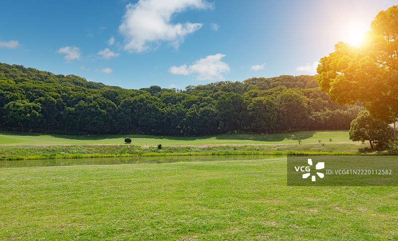 宁静的绿色山丘上空的日出图片素材