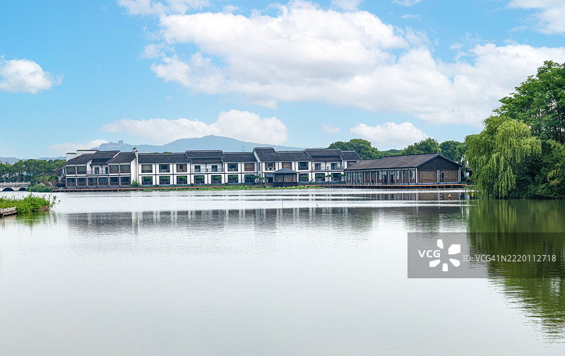 宁静的水滨住宅区，蓝天与倒影相映成趣图片素材