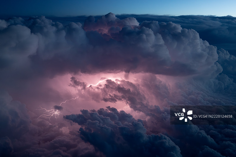 暴风云中的闪电鸟瞰图图片素材