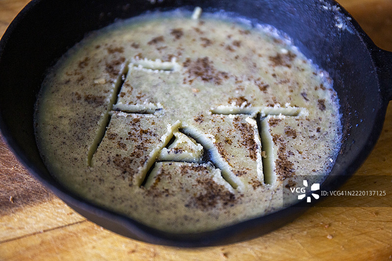 脂肪 - 一只小铸铁锅的特写，锅里满是烹饪后凝固的脂肪，脂肪这个词被刻在脂肪上。图片素材