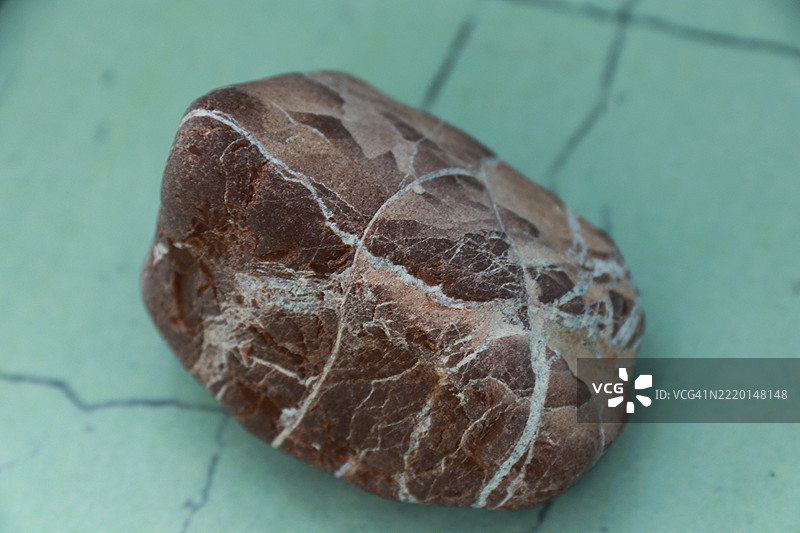 东努沙登加拉科尔班诺海滩的鹅卵石特写图片素材