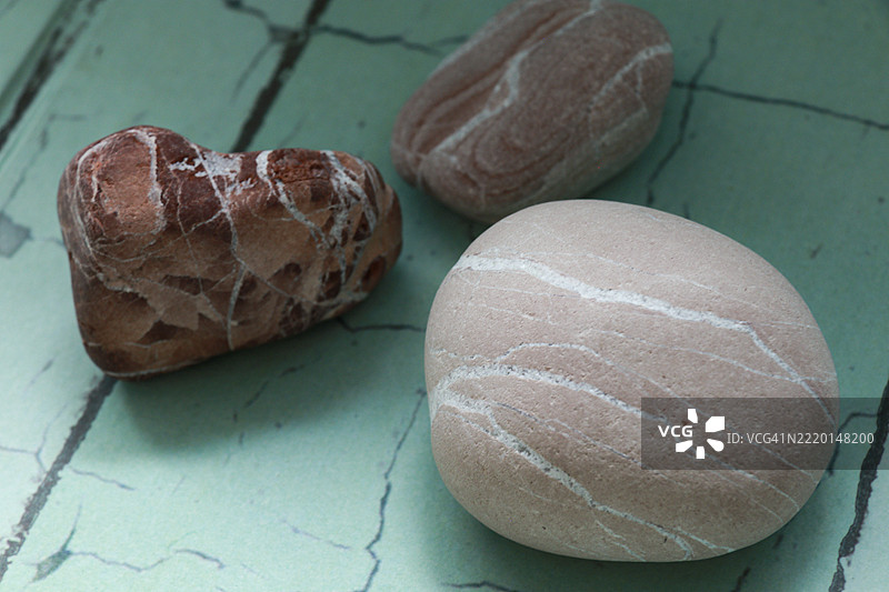 东努沙登加拉科尔班诺海滩的一块鹅卵石特写图片素材