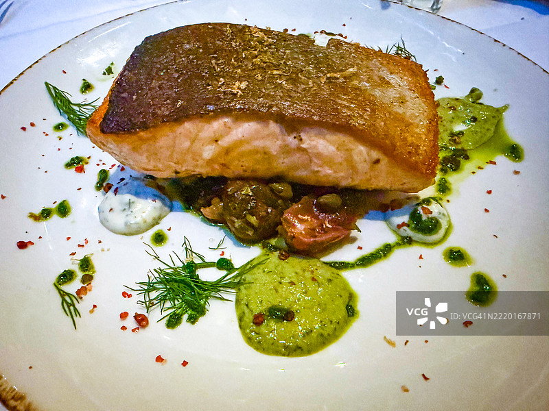 平底锅烤阿尔卡三文鱼图片素材