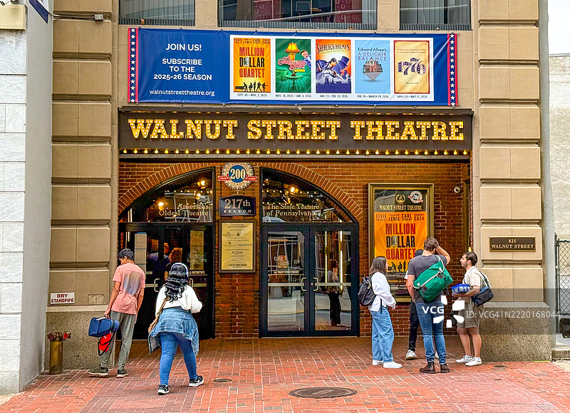 成年人站在费城的胡桃街剧院外面图片素材
