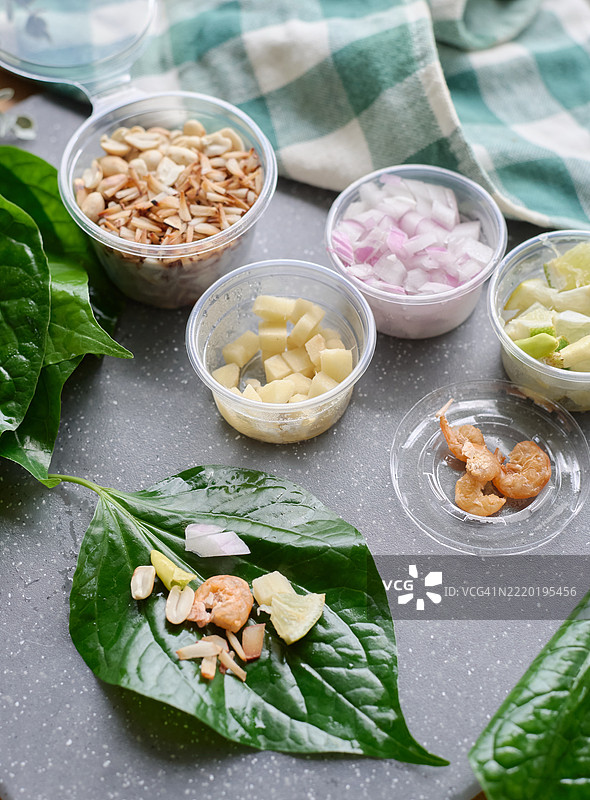 泰国街头美食 – 米昂卡姆配料套装图片素材