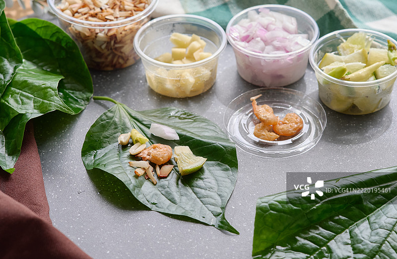 泰式传统馅料的槟榔叶包裹图片素材