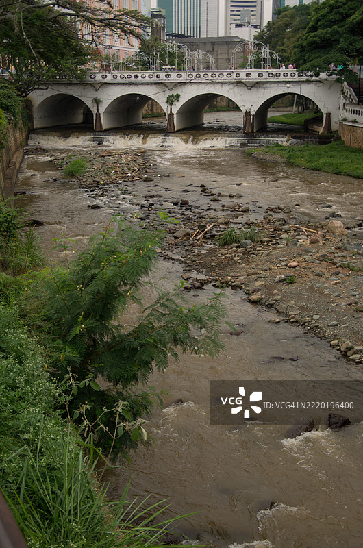 卡利河和奥尔蒂斯桥，哥伦比亚，瓦莱德尔考卡图片素材