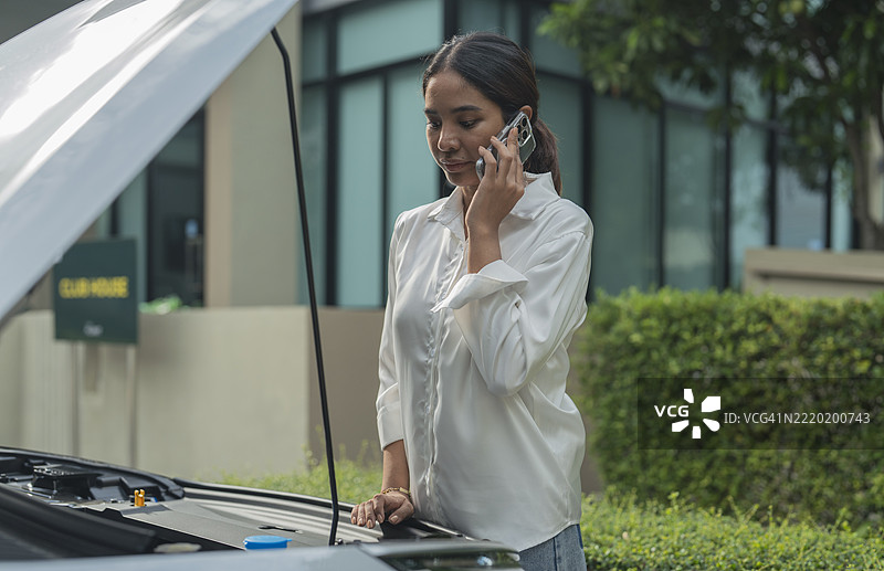 亚洲女性因车辆故障而感到压力图片素材