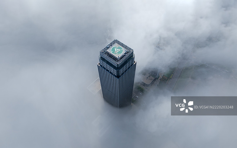 大连，中国，摩天大楼穿越云层。图片素材