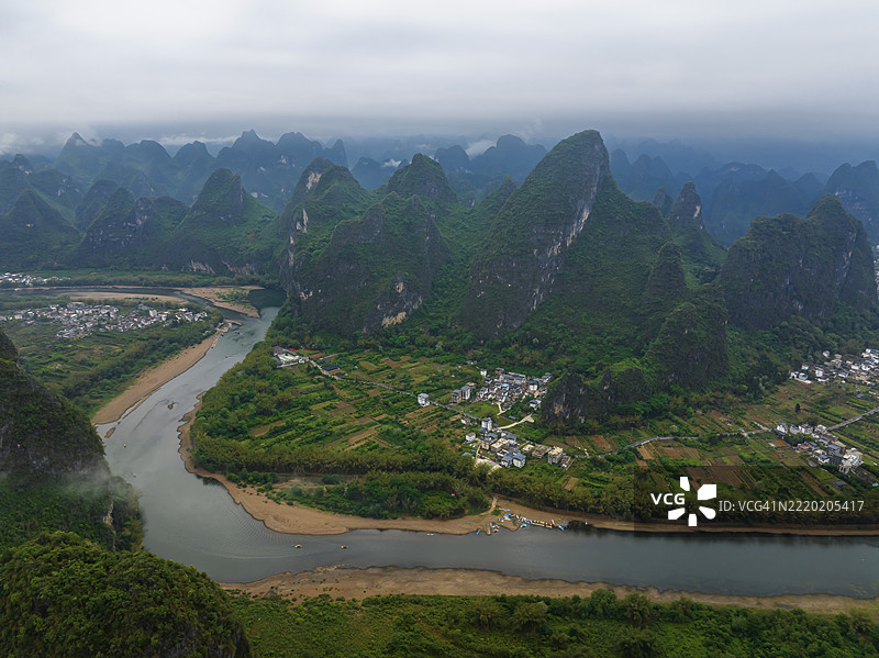 桂林广西阳朔的兴坪古镇和相公山风景区的无人机航拍照片。图片素材