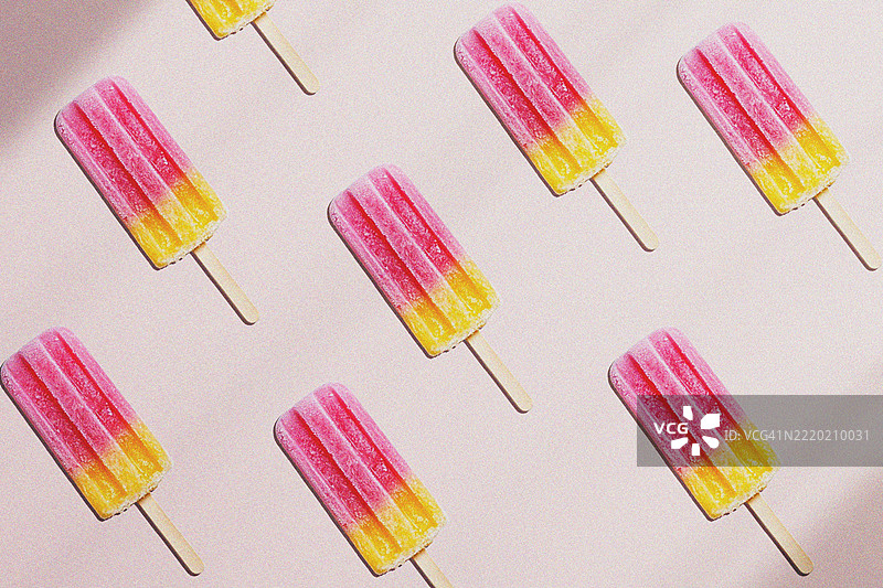 色彩缤纷的冰棒无缝图案，背景为浅色，手绘的冰棍充满趣味。适合用于纺织品、包装纸、儿童产品和数字图形的有趣夏季设计。图片素材