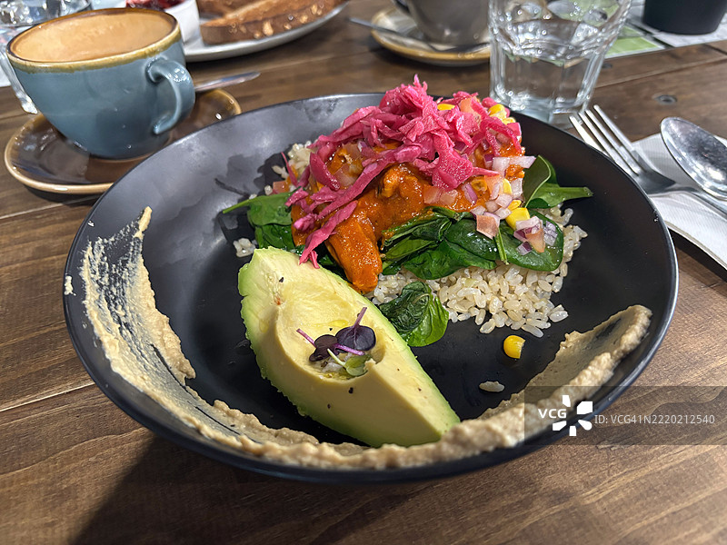 鸡肉墨西哥卷碗，配有烟熏豆、鹰嘴豆泥、菠菜、糙米、莎莎酱、腌红洋葱和鳄梨图片素材