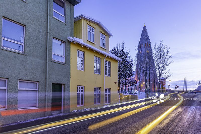 冬季黄昏时分，冰岛雷克雅未克市中心的建筑和哈尔格林姆斯教堂的景观图片素材