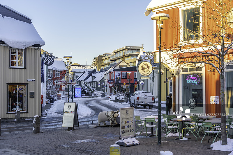 雷克雅未克，冰岛冬季阳光明媚的市中心五彩斑斓的建筑景观图片素材