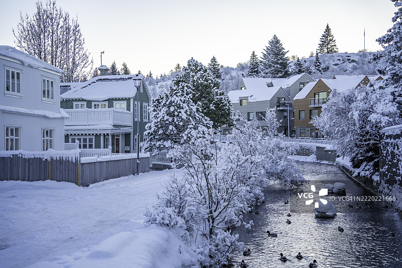 冰河与冬季日出时的哈夫纳夫约杜尔房屋景观，哈夫纳夫约杜尔，雷克雅未克，冰岛图片素材